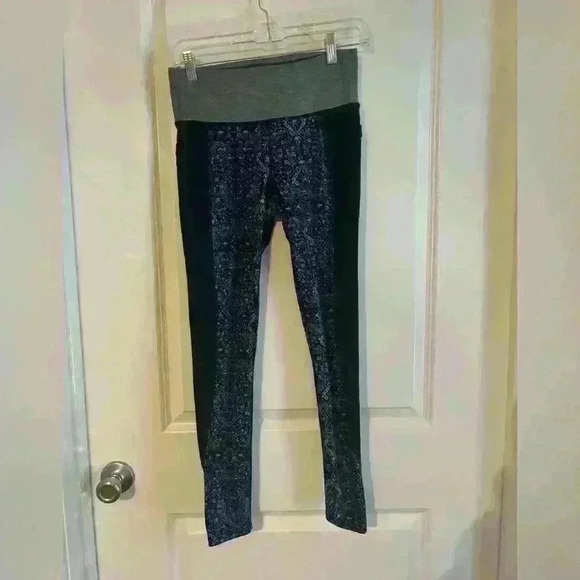 Athleta High Rise Tapestry Chaturanga to Town Tight. Size Small. - Picture 3 of 7